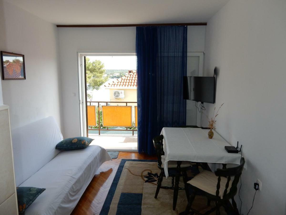 Apartments Indira 로비스테 외부 사진